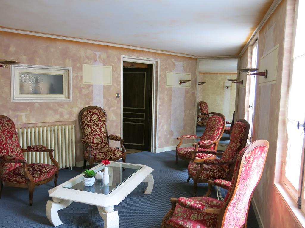 Отель La Tour Aubazines Экстерьер фото